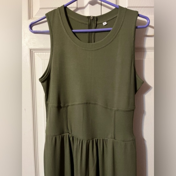Olive Green Women’s Wide Leg Flowy Back Zip Jumpsuit With Pockets Size M NWT’s - Picture 4 of 8